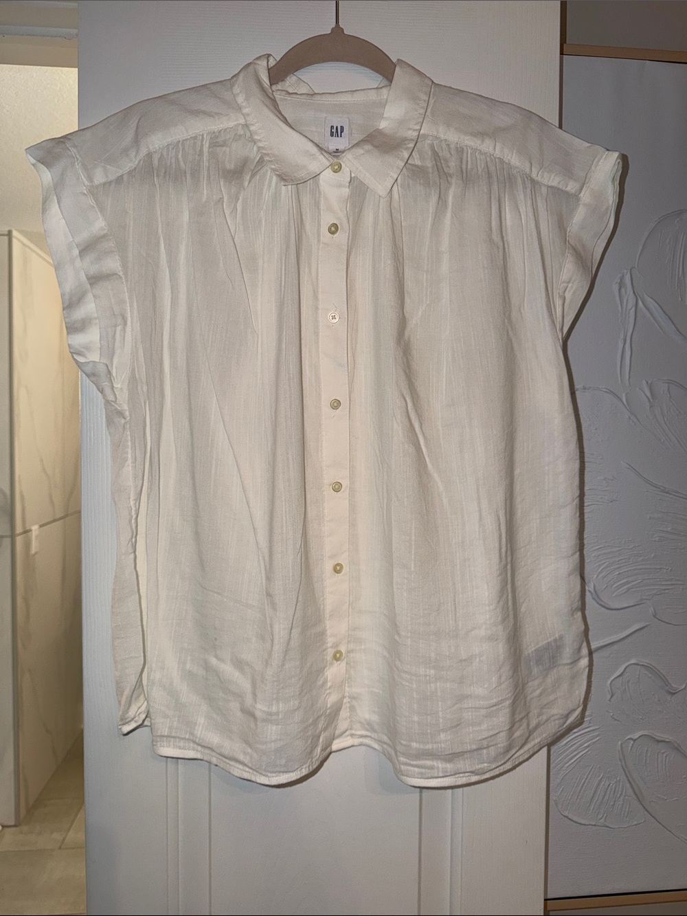 GAP White Short-Sleeve Button Down Blouse EUC Size Medium